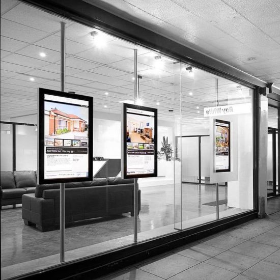 pantalla de escaparate con soporte para cables