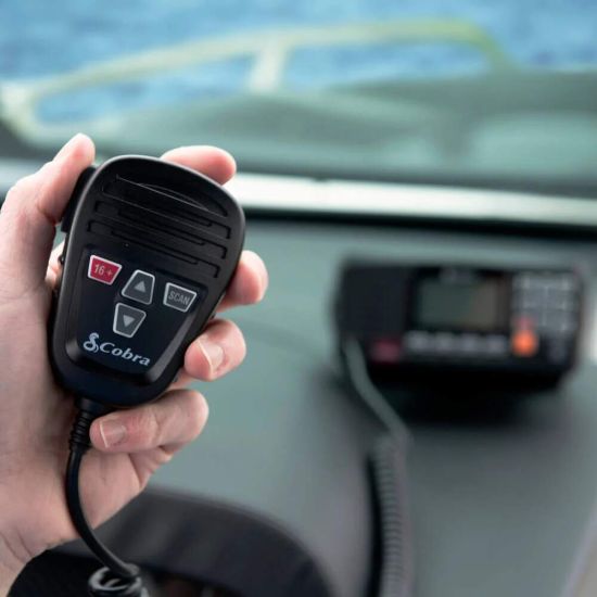 Micrófono remoto incluido con la radio con botón canal 16