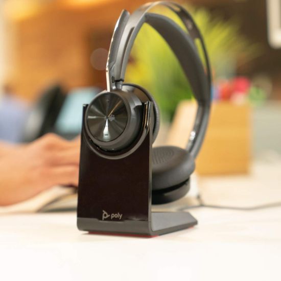 Poly Voyager Focus 2 UC USB-C MS con base de carga