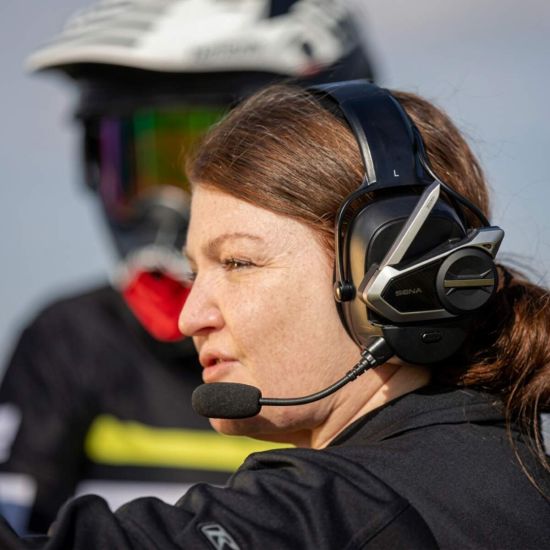 Intercomunicador full duplex SENA 20S montado en casco Earmuff Cradle