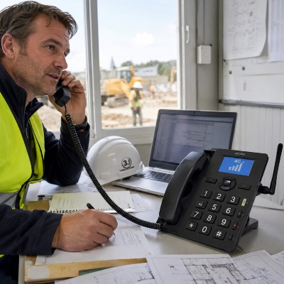 Teléfono fijo 4G con tarjeta SIM usado en una obra o una oficina temporal