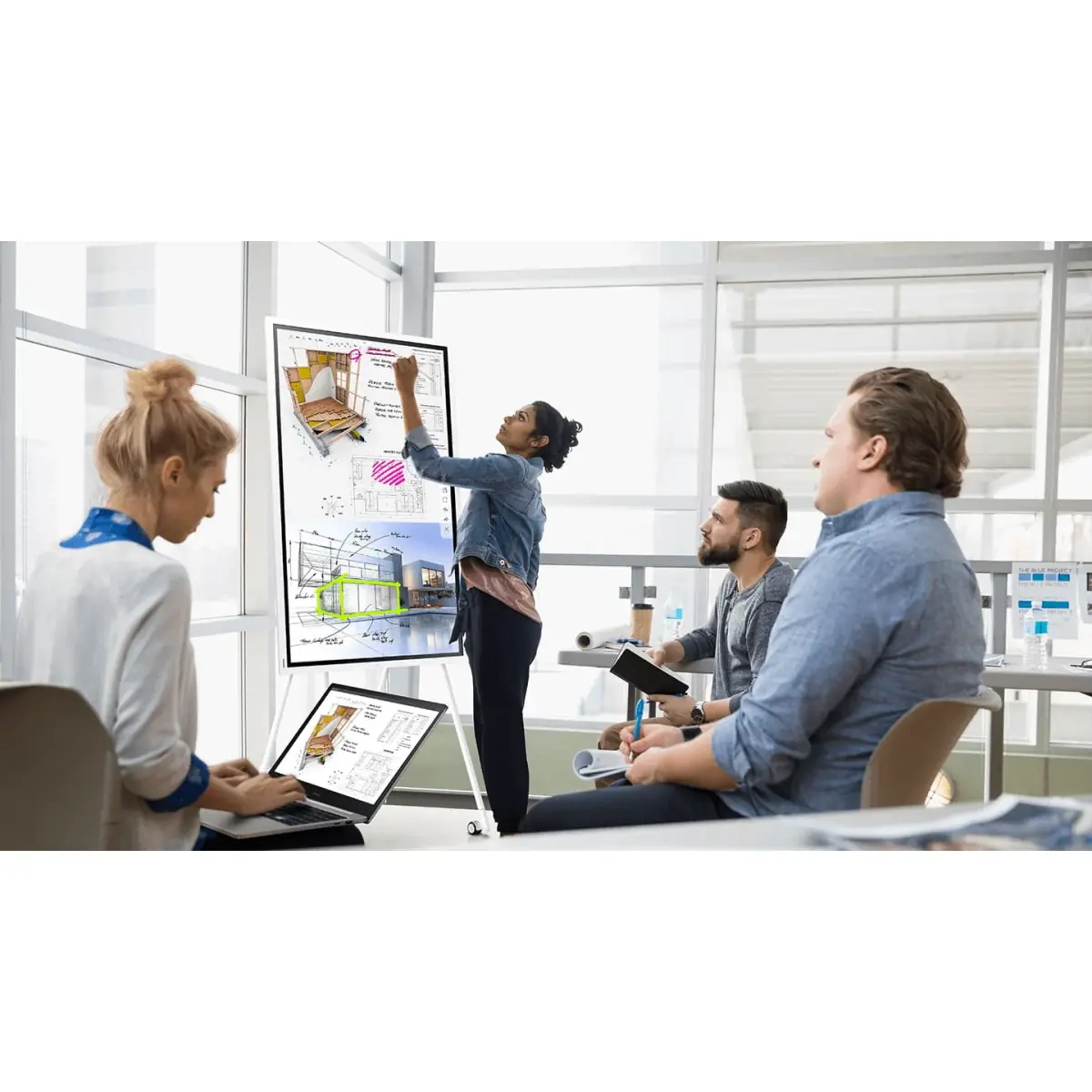 Pantalla interactiva Samsung Flip serie WMFX en sala de reuniones