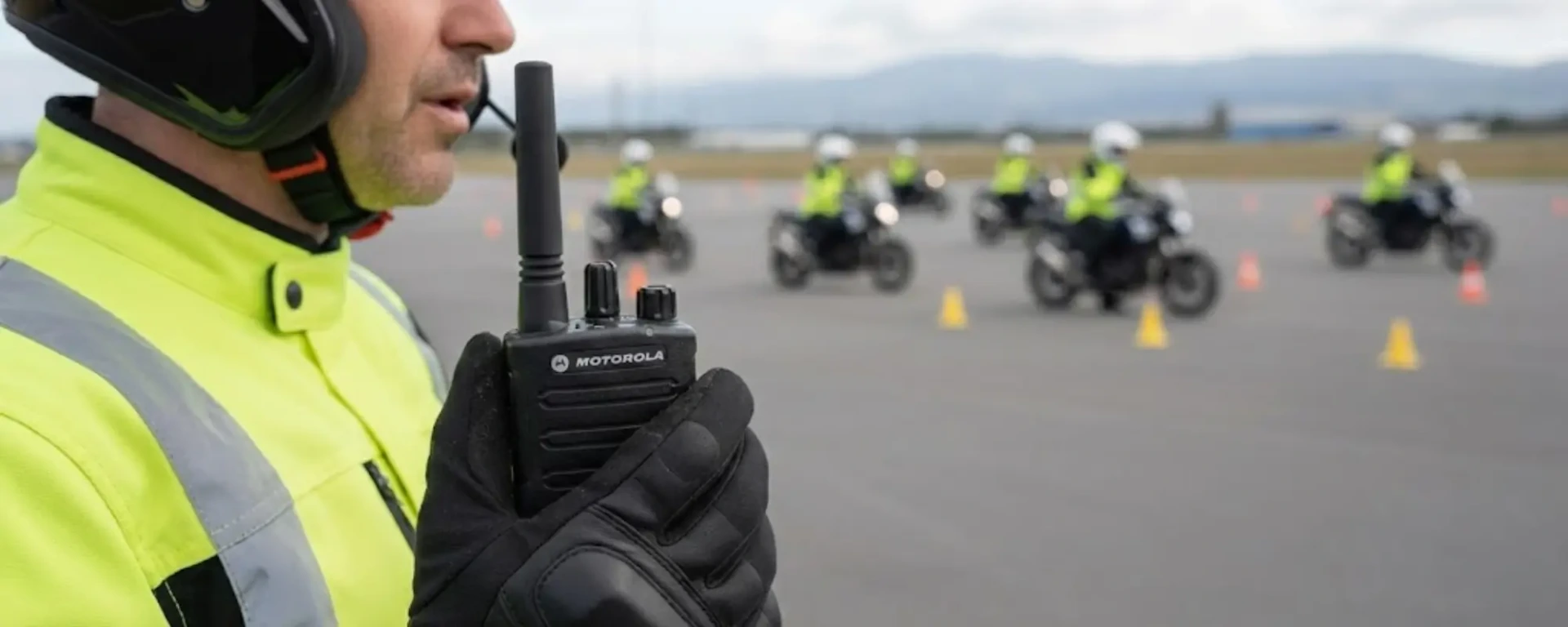 Instructor de autoescuela usando un Motorola XT420